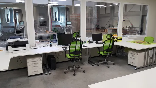 Büro mit Arbeitsplätzen und Blick in die Halle