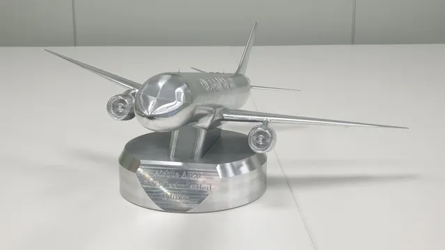 Gefrästes Flugzeugmodell aus Aluminium auf einem Sockel