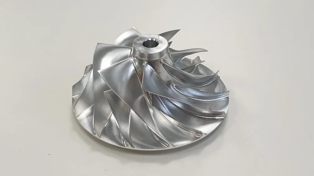 Gefräster Impeller aus Aluminium mit gekrümmten Schaufeln